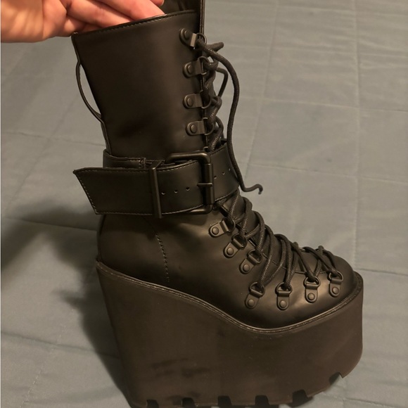 NWOT Traitor Platform Combat boots. - Picture 2 of 4
